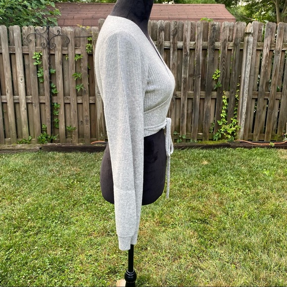Reformation Remus Cashmere Light Grey Wrap Crop Ribbed Sweater Size Large NWT - Picture 11 of 15